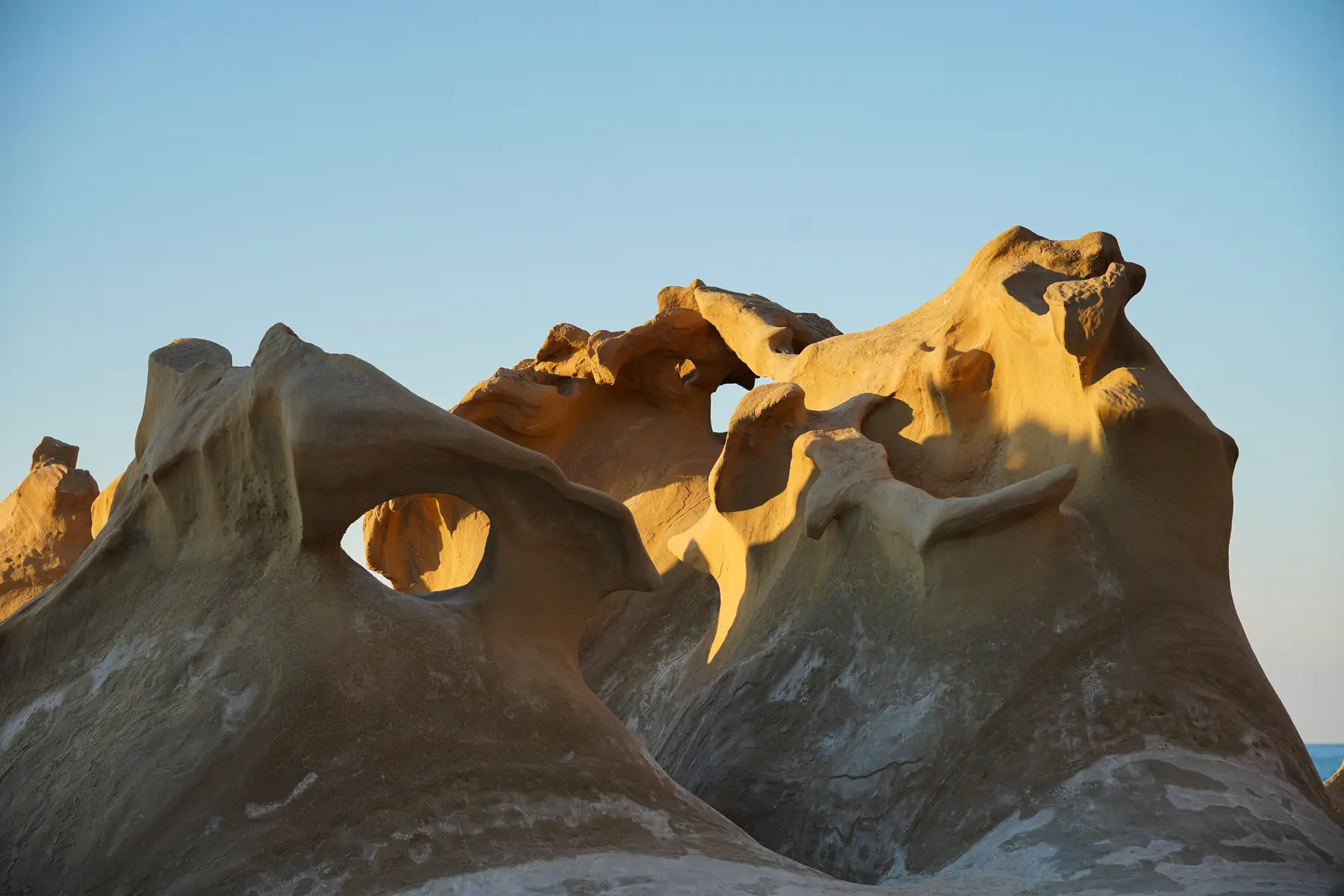 سنگ هایی با شکل های عجیب در ساحل مکسر